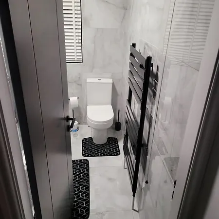 Apartment 4 Bedroom House *