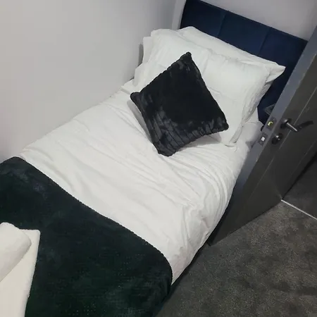 Apartment 4 Bedroom House *