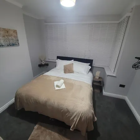 Apartment 4 Bedroom House