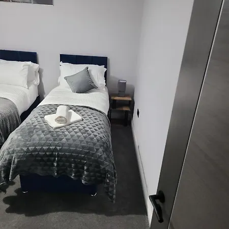 4 Bedroom House Apartment *