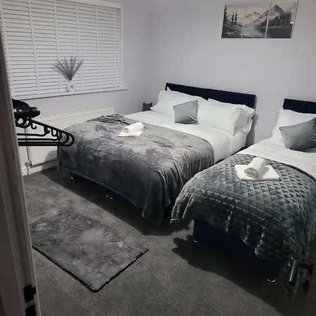Apartment 4 Bedroom House *